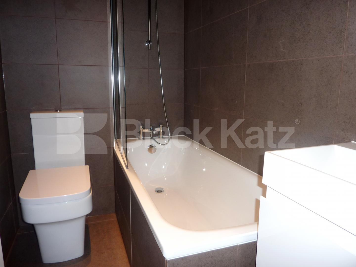 			4 BED/ 2BATH! , 4 Bedroom, 1 bath, 1 reception Flat			 Chepstow Road, BAYSWATER 